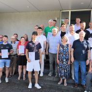 Förderurkunden Übergabe vor dem Clubhaus des OSC Vellmar e.V.