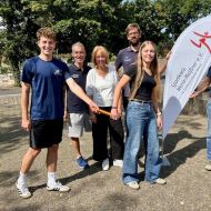 Im Vordergrund v.l.: Mika Weidner (FSJ 2024/25) & Maja Ruelberg (FSJ 2025/26), im Hintergrund v.l.: Thomas Weise (Leichtathletik-Trainer SSC BSA), Dr. Anne Brenner (Schulleiterin Rhenanuschule Bad Sooden-Allendorf), Maximilian Balken (Rhenanusschule & SSC BSA), Thomas Freitag (Sportkreis Werra-Meißner e.V.)