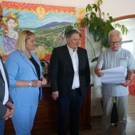 Ralf-Rainer Klatt, LSBH-Vizepräsident (rechts) verliest die Förderurkunde - mit dabei (v. l.) Steffen Petrich, Bürgermeisterin Dana Hauke und Frank Hauke.                Bild: Sportkreis Fulda-Hünfeld