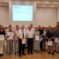 Vereinsvertreter bei der Übergabe der symbolischen Förderbescheide                Bild: Sportkreis Main-Kinzig und Stadt Hanau e.V.