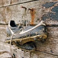 Viele Jugendliche h&auml;ngen die Fu&szlig;ballschuhe an den sprichw&ouml;rtlichen Nagel. F&uuml;r Vereine gilt es, diese jungen Menschen nicht zu verlieren.
                Foto: gemini generated