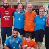  Werra-Meißner-Kreis und Werraland Lebenswelten veranstalteten 5. Unified-Sportfest; Siegerehrung Herren (von links): Thomas Freitag, Ali Ylmaz, Tilo Brüsch (Platz 4), Ottmar Gremmer (3.), Mareike Göbel, Nicole Rathgeber (Landrätin). Vorne von linkes: Omar Alaaddin (2.), Timo Völzke
Bild: HARALD TRILLER / Werra-Rundschau