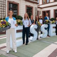 Das Foto zeigt (von links) Lena Djeriou, Jennifer Langer, Sportjugend-Vorsitzende Malin Hoster, Paula Gremm, Hessens Sportbeauftragte Ann Kathrin Linsenhoff, Jonas Wintershoff und Maris-Luina Petzold.
Bild: HMFG