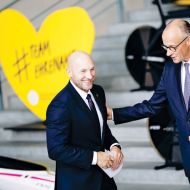 Bundeskanzler Friedrich Merz (rechts) stellte Anfang September Ronald Rauhe als Staatsminister für Sport und Ehrenamt vor. Der 44-Jährige ist Nachfolger von Christiane Schenderlein.Foto: Picture Alliance