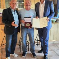 Übergabe der Sportplakette des Bundespräsidenten
v.l. Ralf Koch-Sportkreis Lahn-Dill, Franz Nachlinger- TV Katzenfurt, Frank Inderthal- Erster Kreisbeigeordneter                Bild: TV Katzenfurt