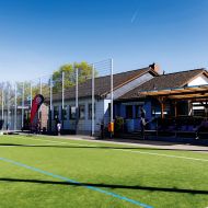 Viele Vereinsheime in Deutschland sind in die Jahre gekommen. Deshalb rief der Deutsche FußballBund (DFB) die Initiative „Vereinsheim 2.0“ ins Leben. Entwickelt wurden drei Publikationen, die Vereinen und Kommunen bei Modernisierungen oder Neubauten als Unterstützung dienen können.Fotos: DFB