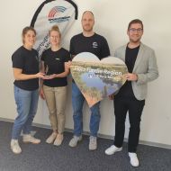 Der Stern des Sports in Bronze: (von links) Laura Heckmann, Meike Aue und Bj&ouml;rn Prinz von der Sportjugend Werra-Mei&szlig;ner mit Robin Hillebrecht von der VR-Bank Mitte eG
                Bild: Tina Fischbach-Schott