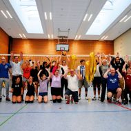 Eine jubelnde Volleyball-Jugendmannschaft nach der sportlichen Einheit mit der Sportbeauftragten Ann-Kathrin Linsenhoff. Fotos: SJH/Kai Peters