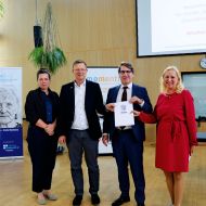 Ministerin Diana Stolz übergibt Förderbescheid für die Landesfachstelle Demenz Hessen (von links): Sonja Driebold und Carsten Tag, Vorstandsvorsitzender der Diakonie Hessen, Prof. Dr. Johannes Pantel, Vorsitzender der Alzheimer Gesellschaft Hessen e. V.Foto: LSBH