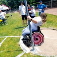 Mit Elan dabei: Eine Mitarbeiterin der Oberurseler Werkstätten absolviert eine Prüfung zum Deutschen Sportabzeichen.
Bild: privat