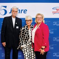 In Feierlaune (v.l.): Lutz Arndt, ehemaliger LSBH-Vizepr&auml;sident Leistungssport, Stiftungs-Vorsitzende Ann Kathrin Linsenhoff und LSBH-Pr&auml;sidentin Juliane Kuhlmann.
                Bild: Mike Wenski
