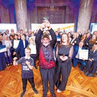 Das Landesfinale des Wettbewerbs „Sterne des Sports“ findet traditionell auf Schloss Biebrich in Wiesbaden statt. Im vergangenen Jahr setzte sich der 1. PBC Bad Wildungen mit einem Billiardprojekt für Kinder und Jugendliche durch.Fotos: Genoverband e. V./ Franz Fender, privat (6)
