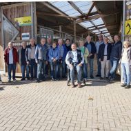Werner Eifert (Mitte) hatte seine Mit-Landessportbund-Ehrenmitglieder und ihre Angeh&ouml;rigen, einem Heidschnucken-Essen in den Vogelsberg eingeladen und dabei wurde der Reiterhof &bdquo;Sportpferde Br&auml;hler&ldquo; besucht und Inhaber Heinrich Damian Br&auml;hler (2. von rechts) und Ellen Lindenstruth (rechts) wirken bei der Betriebsf&uuml;hrung mit.&nbsp;
                Bild: Erich Stock